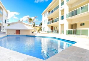 pool and beach access / piscina y acceso a la playa