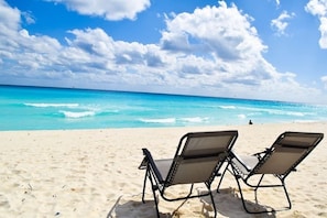 lounge chairs at the beach / sillas de playa 