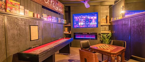 Game room with dozens of games & SmartTV