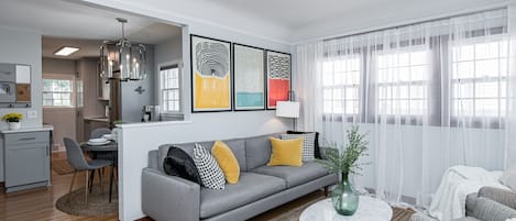 Cozy modern livingroom with TV (Netflix, Disney+ & Chromecast)