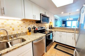 Castaways 2C - Granite Kitchen
