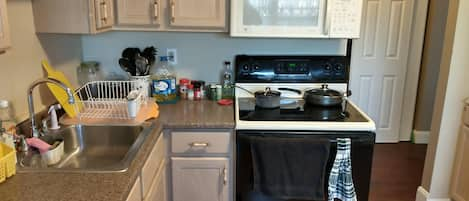 Full kitchen with dining table