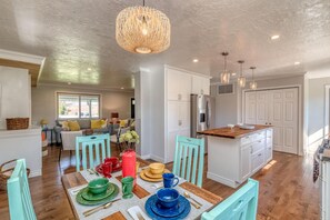 Charming dinning room with seating for 4!