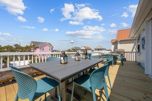 Pet-friendly, outdoor shower, 3 decks—vacation made easy.