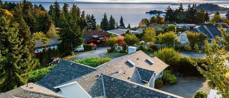 Birds eye view of home and area