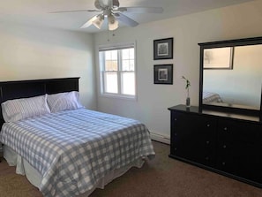 Master Bedroom with Queen Bed