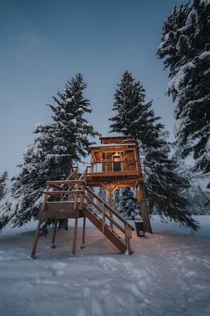 Whether you’re chasing auroras or simply sipping cocoa with a view, this is one of the most Unique Places to Stay in Fairbanks, Alaska