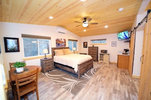 Spacious 450 sq ft Suite located 1/2 mile to Sequoia National Park!