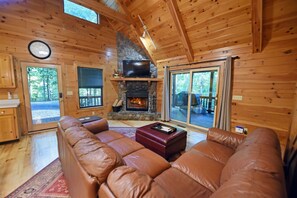 Wolf`s Den - Blue Ridge Cabin Rental