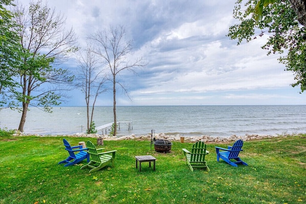 Enjoy these amazing Green Bay views while enjoying the firepit area.