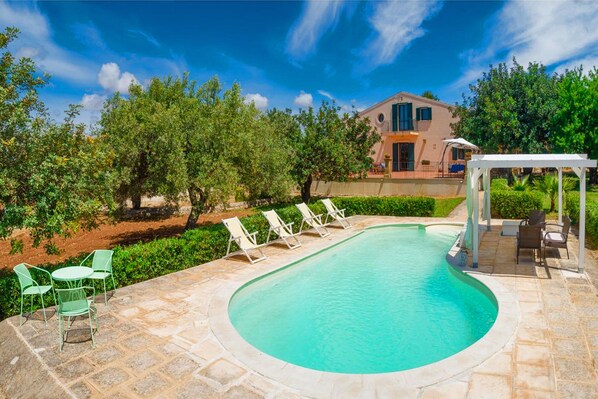 La propriété avec la belle piscine et le jardin clôturé.