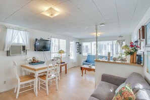 Living Area | Single Story | 2 Queen Sleeper Sofas