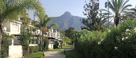 Jardín privado junto al Golf y vistas a la montaña de LA CONCHA