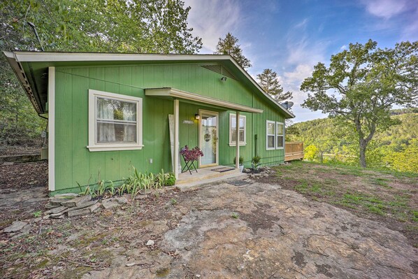 Eureka Springs Vacation Rental | 1BR | 1BA | 864 Sq Ft | Steps Required