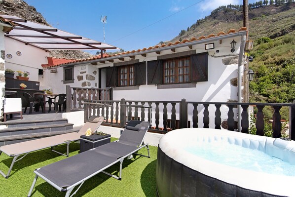 Outdoor spa tub
