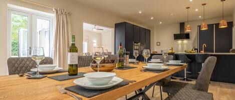 Hedgerows: A superb open-plan living/dining area