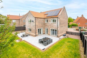 Hedgerows, Burnham Market: Spacious patio area and garden