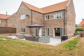 Hedgerows, Burnham Market: Outdoor seating and barbecue area