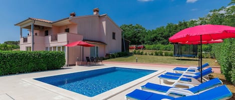 Cloud, Sky, Plant, Building, Property, Swimming Pool, House, Azure, Tree, Outdoor Furniture