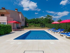 Nuage, L'Eau, Plante, Bâtiment, Ciel, Jour, Propriété, Piscine, Bleu Azur, Ombre