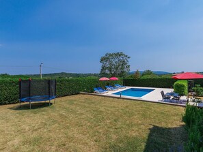 Himmel, Pflanze, Blume, Schwimmbad, Rechteck, Schatten, Grundstueck, Baum, Freizeit, Landschaft