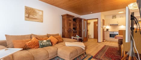 Ferienwohnung am Waldrand, 60qm, 2-Zimmer-Maisonette-Wohnung 1, max. 3 Personen-Das Wohnzimmer mit komfortabler Wohnlandschaft, Kabel-TV, offener Küche und Essplatz