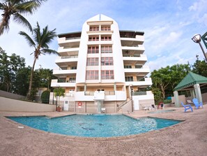 This pool is very good for relaxing, it has a fountain, and likewise, it is not deep.