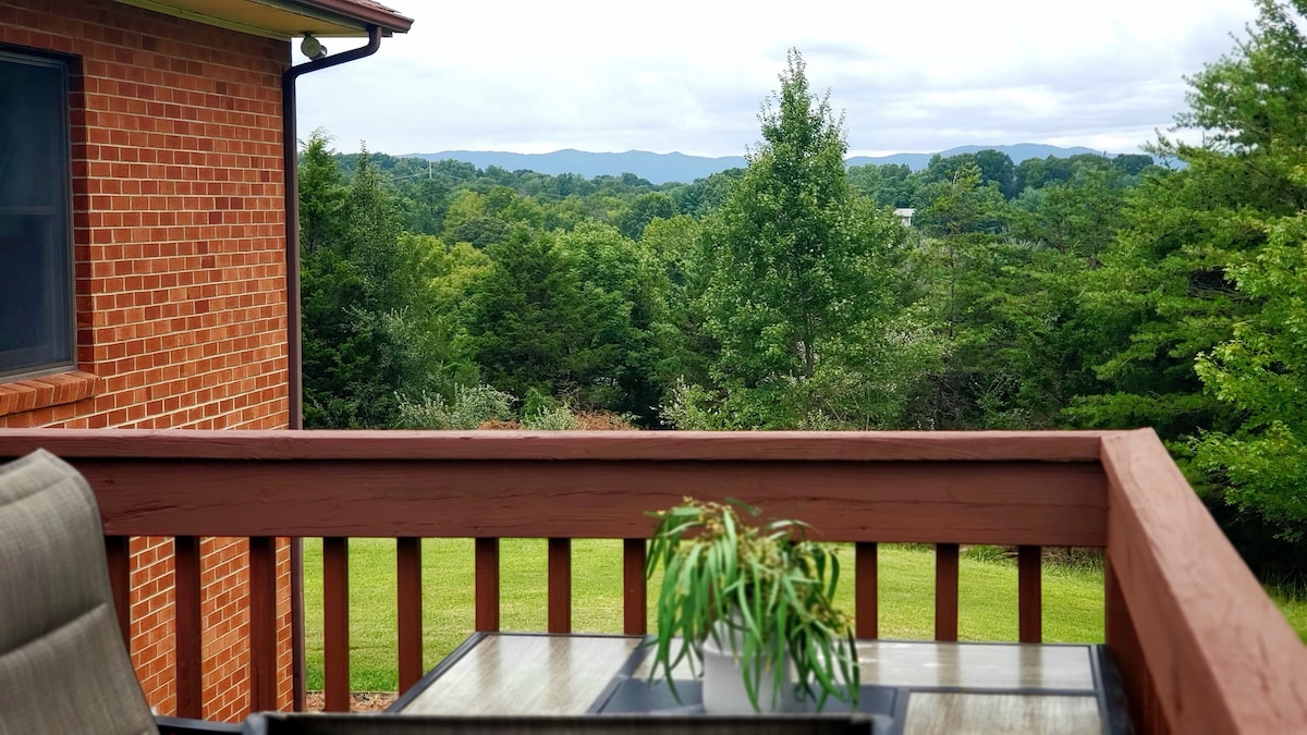 Mountain views on 7 acre lot, nearby hiking, game room, pet friendly!
