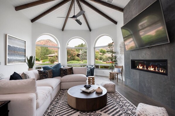 Living room with Views of Bell Rock, Elephant, Twin Sisters, Courthouse rocks