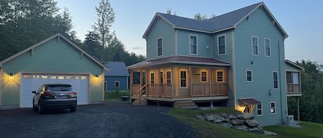 Beautiful home, 1/2 mile from Mt. Ellen base