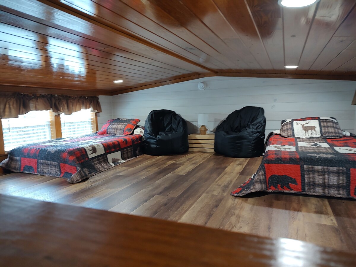 Tiny cabin nesteled on 10 wooded acres at 4000 elevation