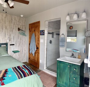 Studio with Queen-Sized bed and private Bathroom