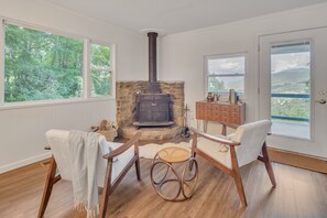 Flooring, Hardwood, Furniture, Living Room, Indoors
