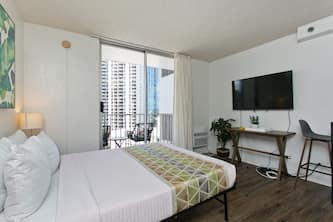 Nicely updated Inn on the Park Queen Studio, Near Marina & Fort DeRussy.