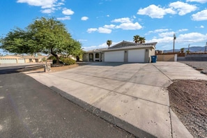 Large driveway - plenty of space for RV parking/ Boat parking