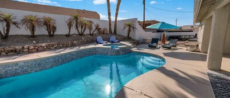 Large private backyard - heatable pool, spa, loungers, covered patio, etc.