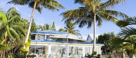 Villa Maya front de mer, piscine, jacuzzi, ponton privée vers Ile aux Cerfs 