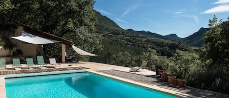 espace piscine sécurisé
vue panoramique
cuisine / pool house
douche & sanitaires