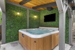 Outdoor spa tub