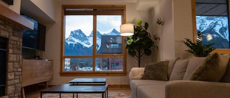 Beautiful brand new Canmore condo; the perfect mountain getaway! Hot tub, BBQ.