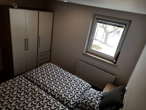 BEDROOM LARGE QUEEN BED, GARDEN VIEW AND WARDROBE