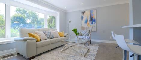 Living room with open concept, facing kitchen and dining room