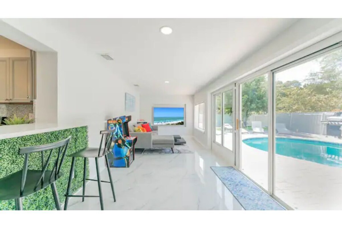 Modern Oasis, Perfect Location Packed W/ Amenities