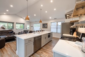 Full, modern kitchen