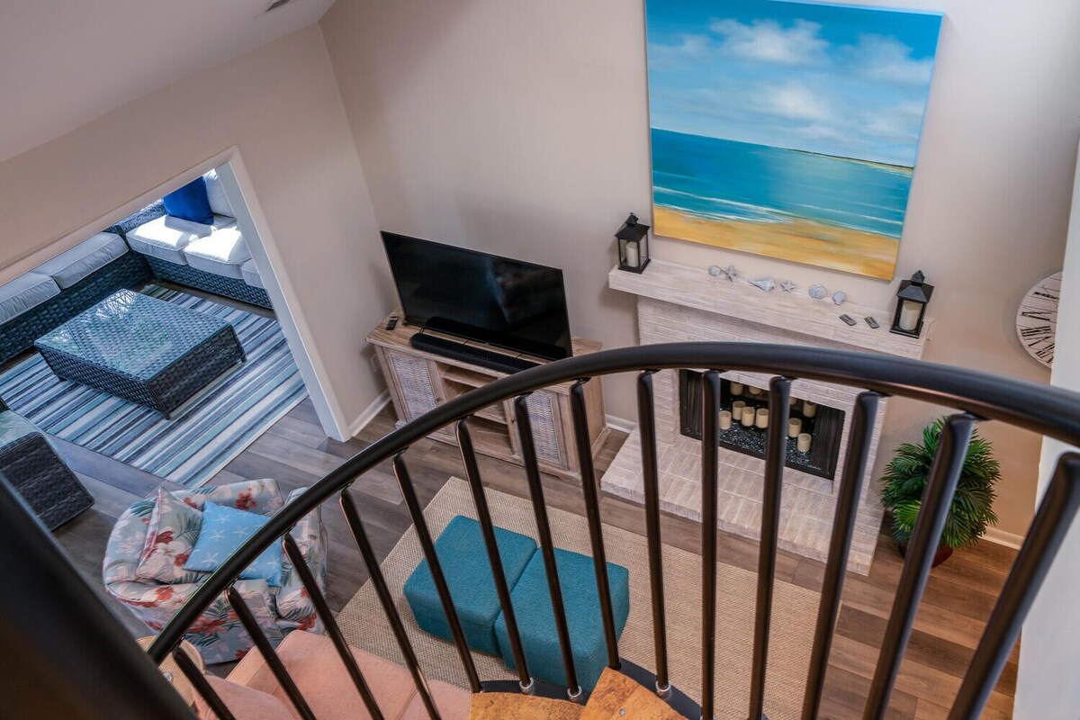 Renovated 2 BR + Loft/2BA Tarpon Pond Cottage! Great Views! Dog Friendly!