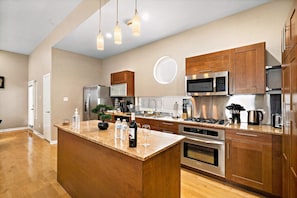 Fully equipped kitchen with high quality granite countertops