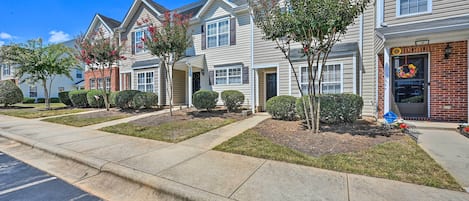 Greensboro Vacation Rental | 2BR | 2.5BA | 1,176 Sq Ft | 1 Step Required