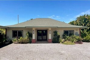 Stand alone 3 bedroom/ 2 bath with lush gardens and ocean view