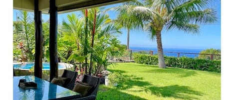 Spacious enclosed yard with ocean view, hot tub, covered lanai w 6 person dining