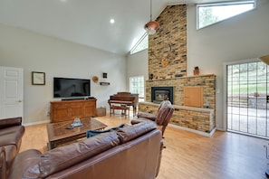 Living Room | Smart TVs w/ Cable | Free WiFi